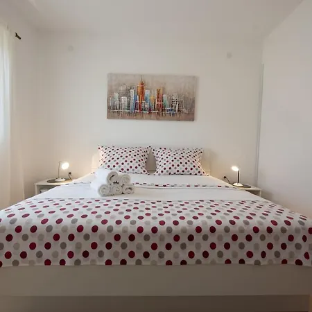 Apartment Spacious Zivkovic With Balcony, Big Garden And Grill