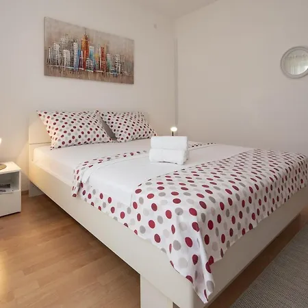 Apartman Spacious Zivkovic With Balcony, Big Garden And Grill Rogoznica