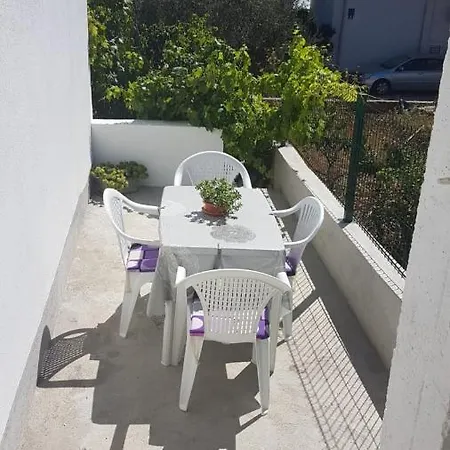 Spacious Zivkovic With Balcony, Big Garden And Grill