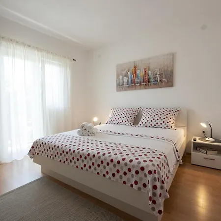 Apartment Spacious Zivkovic With Balcony, Big Garden And Grill Rogoznica (Sibenik-Knin)
