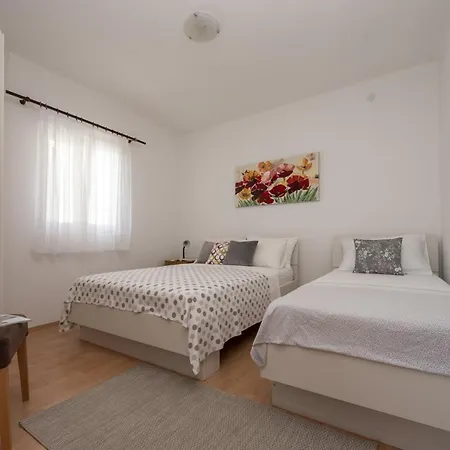 Spacious Zivkovic With Balcony, Big Garden And Grill Rogoznica