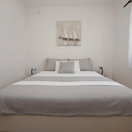 Spacious Zivkovic With Balcony, Big Garden And Grill * Rogoznica (Sibenik-Knin)
