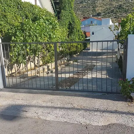 Spacious Zivkovic With Balcony, Big Garden And Grill *