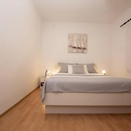 Apartman Spacious Zivkovic With Balcony, Big Garden And Grill Rogoznica