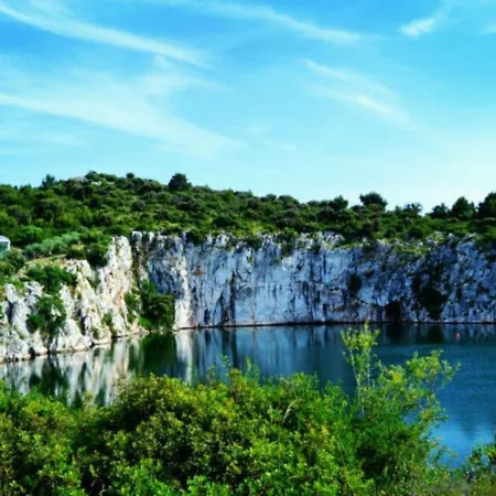 Spacious Zivkovic With Balcony, Big Garden And Grill Apartman *