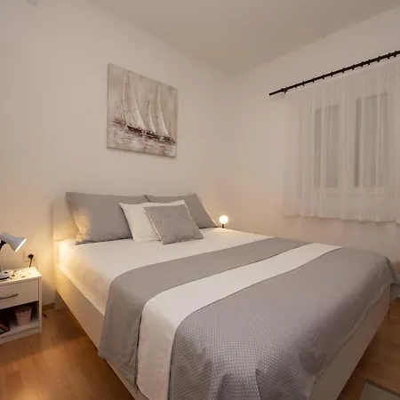 Spacious Zivkovic With Balcony, Big Garden And Grill * Rogoznica (Sibenik-Knin)