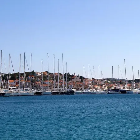 Spacious Zivkovic With Balcony, Big Garden And Grill *