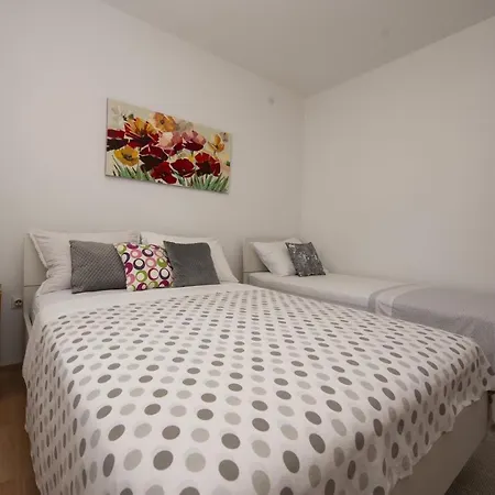 Apartment Spacious Zivkovic With Balcony, Big Garden And Grill *