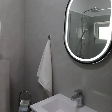 Spacious Zivkovic With Balcony, Big Garden And Grill Apartman *