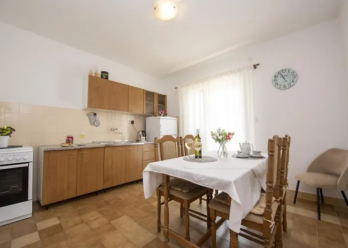 Spacious Zivkovic With Balcony, Big Garden And Grill Daire