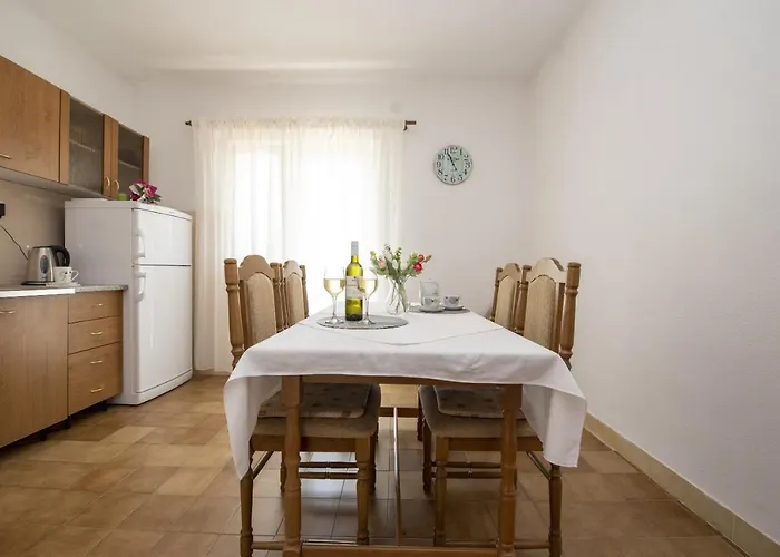 Spacious Zivkovic With Balcony, Big Garden And Grill *