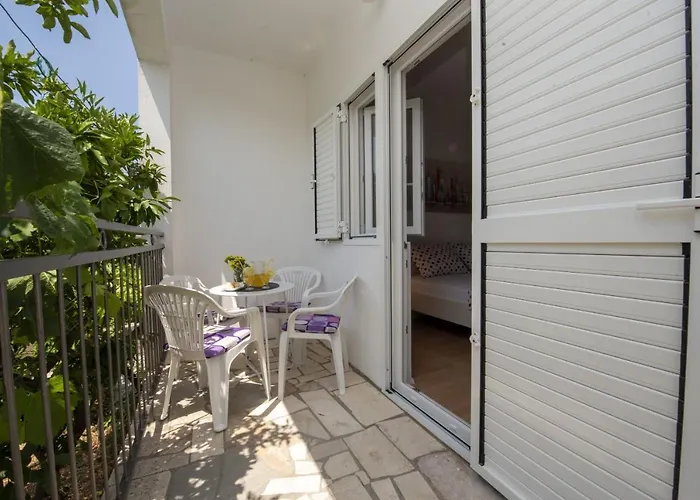Spacious Zivkovic With Balcony, Big Garden And Grill *