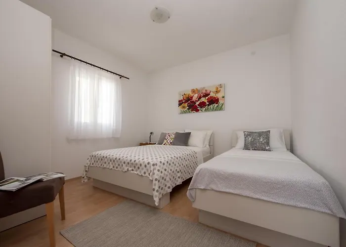 Spacious Zivkovic With Balcony, Big Garden And Grill Rogoznica (Sibenik-Knin)