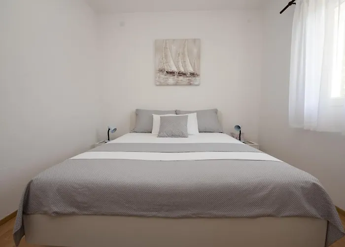 Spacious Zivkovic With Balcony, Big Garden And Grill * Rogoznica (Sibenik-Knin)