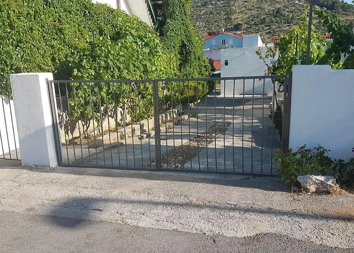 Spacious Zivkovic With Balcony, Big Garden And Grill *