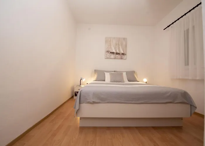 Daire Spacious Zivkovic With Balcony, Big Garden And Grill Rogoznica (Sibenik-Knin)