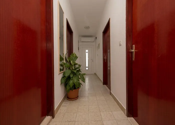 Spacious Zivkovic With Balcony, Big Garden And Grill Daire