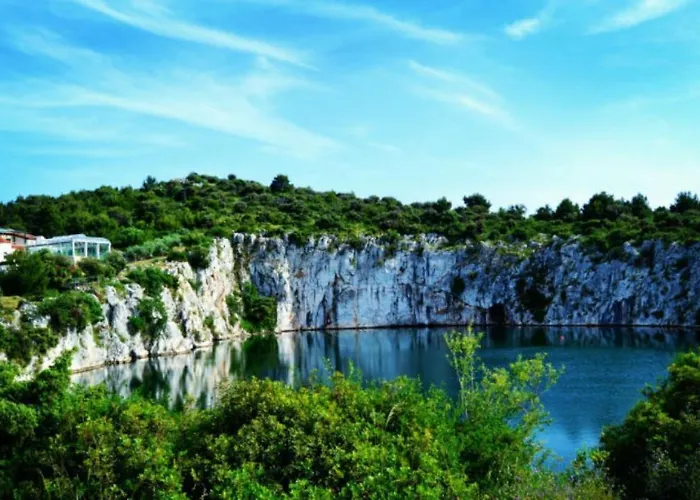 Spacious Zivkovic With Balcony, Big Garden And Grill Daire *