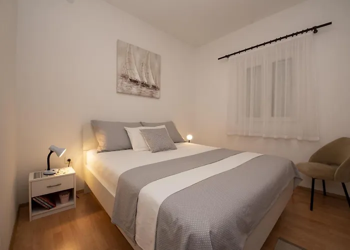 Spacious Zivkovic With Balcony, Big Garden And Grill * Rogoznica (Sibenik-Knin)