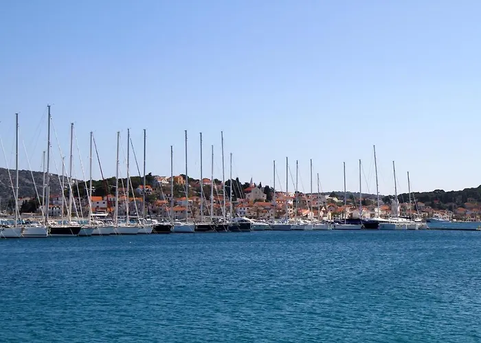 Spacious Zivkovic With Balcony, Big Garden And Grill *