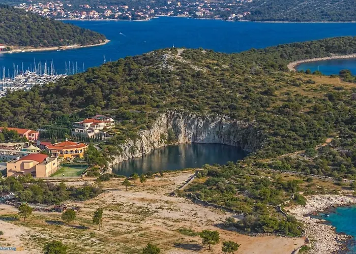 Spacious Zivkovic With Balcony, Big Garden And Grill Daire