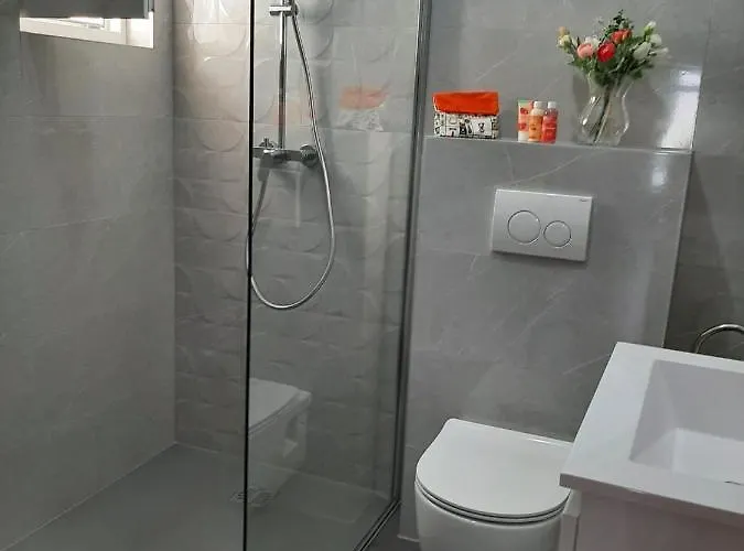 Spacious Zivkovic With Balcony, Big Garden And Grill Daire